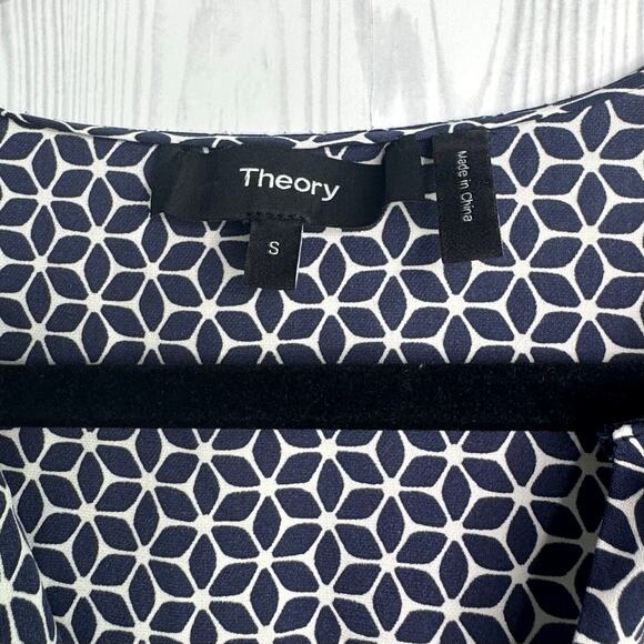 Theory Tile Antazie 100% silk Geometric Blouse Size Small Navy/White - Picture 3 of 6